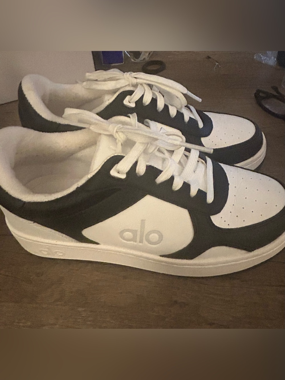 ALO Yoga Recovery Mode Sneakers in black & white - Picture 2 of 6